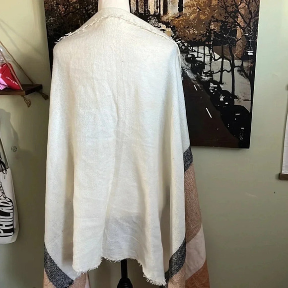 Old Navy oversized wrap around scarf with fringe - Picture 7 of 13